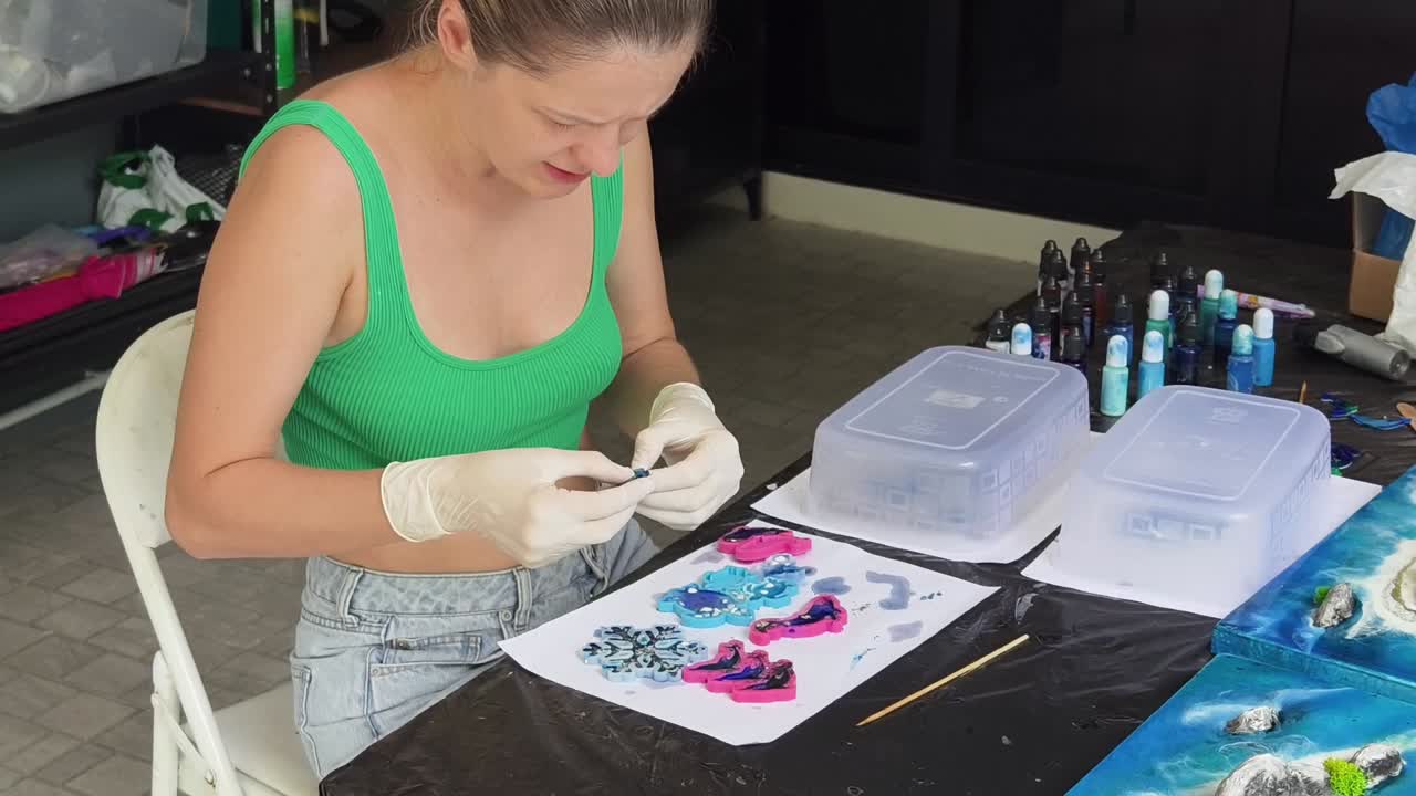 mujer creando arte de resina
