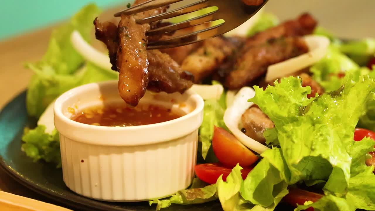 그릴 된 돼지고기 와 러드 의 맛있는 식사