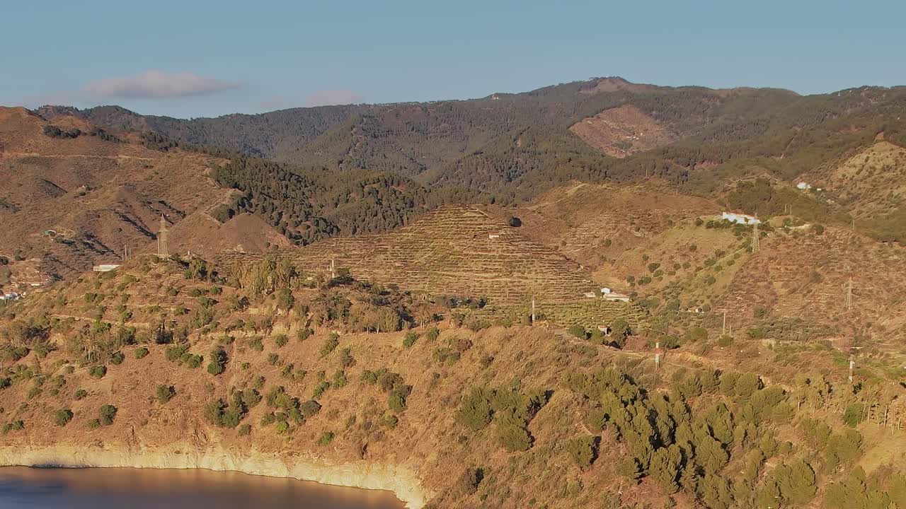 Vista Panoramica del Ponte e delle Montagne