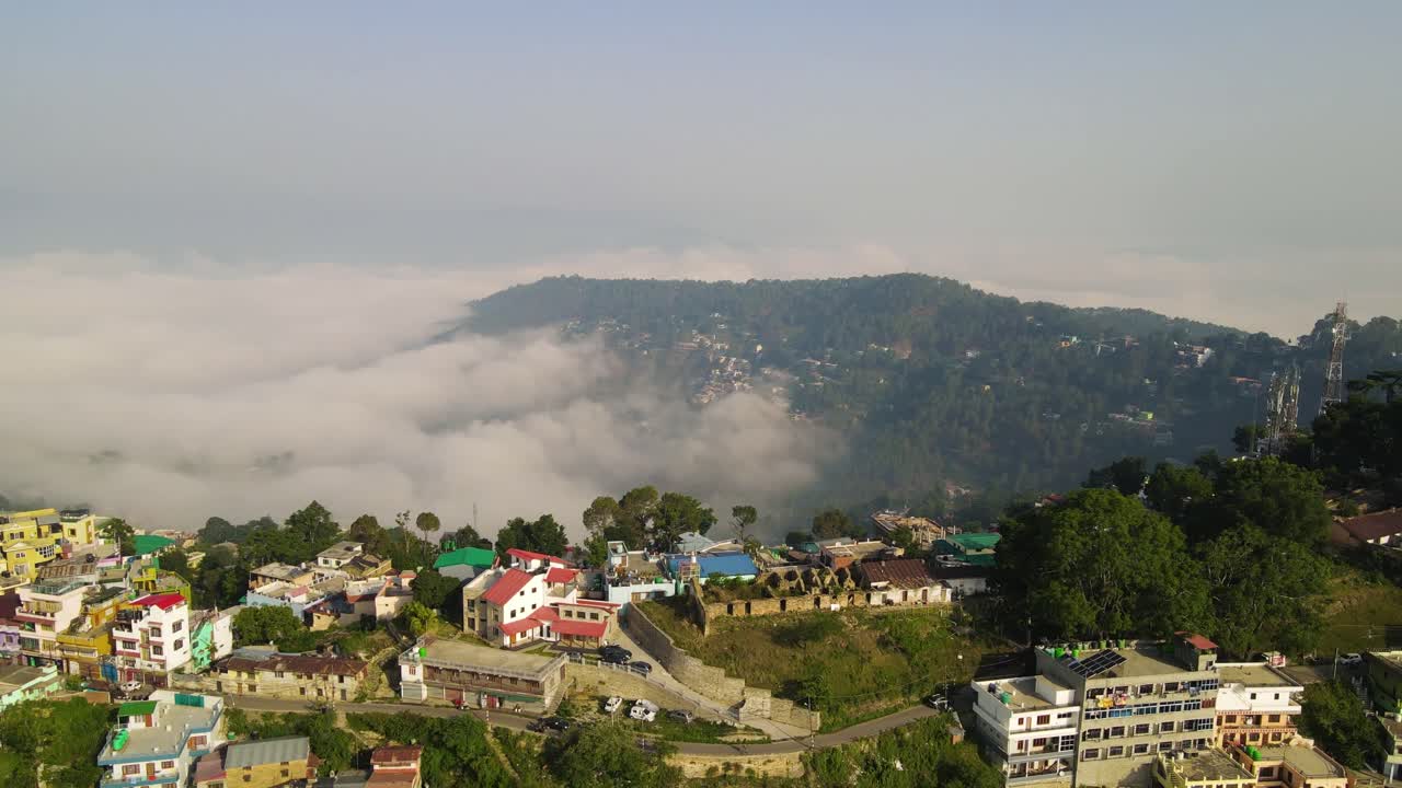 pueblo de montaña cubierto de niebla