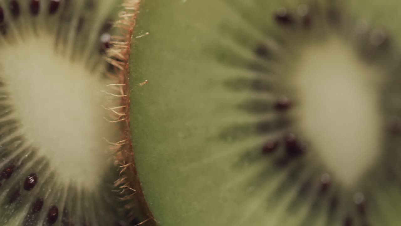 micro vídeo de primer plano de rebanadas de fruta de kiwi con espacio de copia