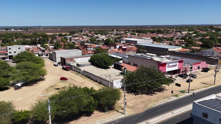 Veduta aerea della città di Remanso con case e attività commerciali locali vicino al lago di Sobradinho, Bahia