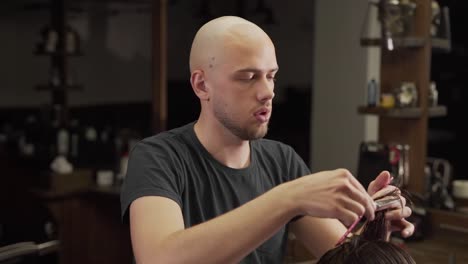 Primer-Plano-De-Un-Peluquero-Que-Realiza-Un-Corte-De-Pelo-Largo-Con-Tijeras