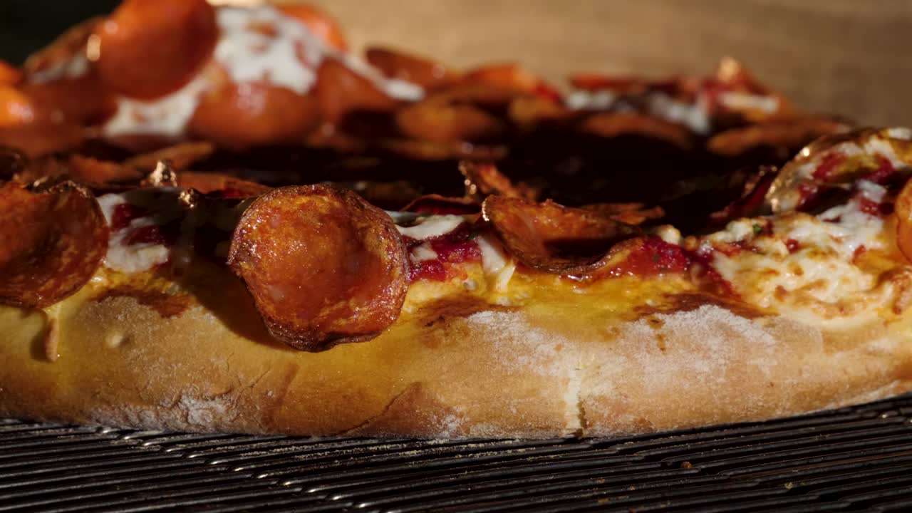 pizza de pepperoni recién horneada