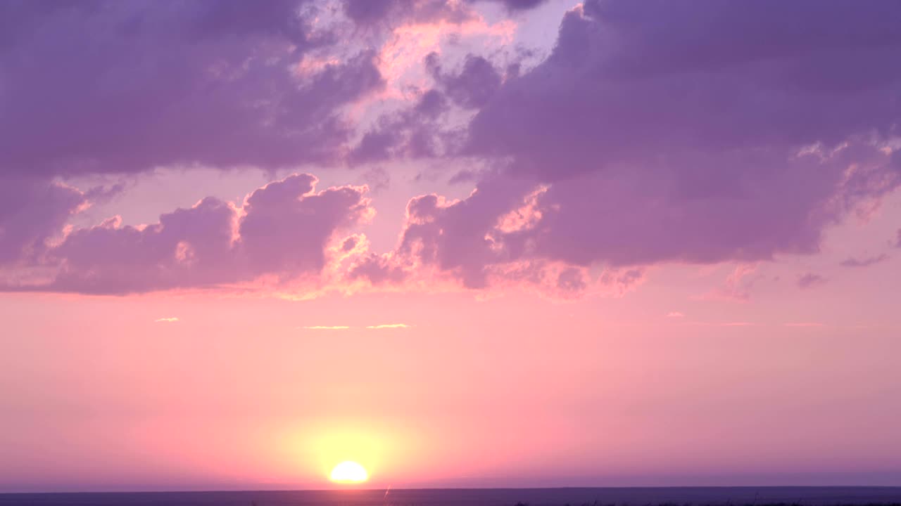 떠다니는 구름을 통해 떠오르는 놀라운 태양.