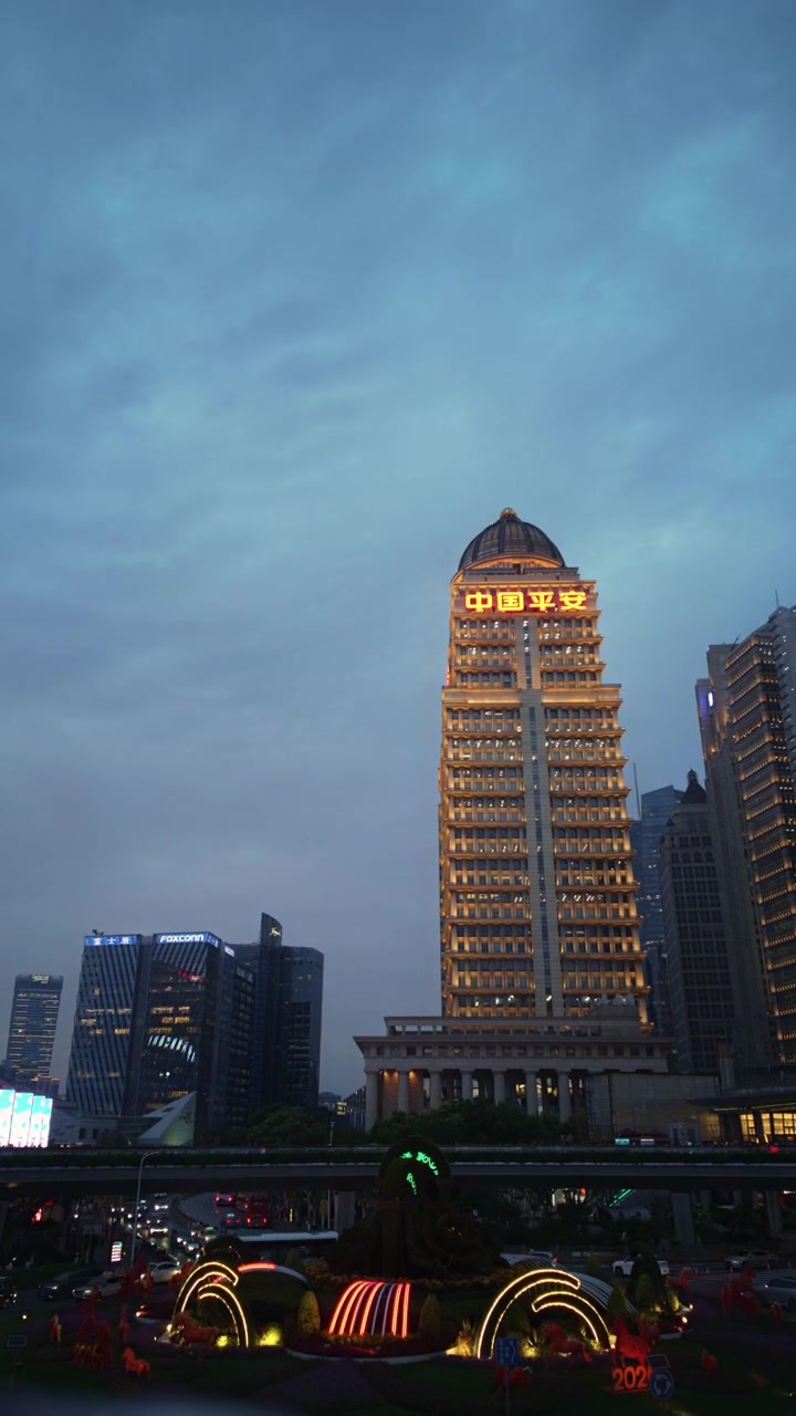 Horizonte de Xangai ao anoitecer com a Torre Pérola Oriental e o tráfego da cidade.