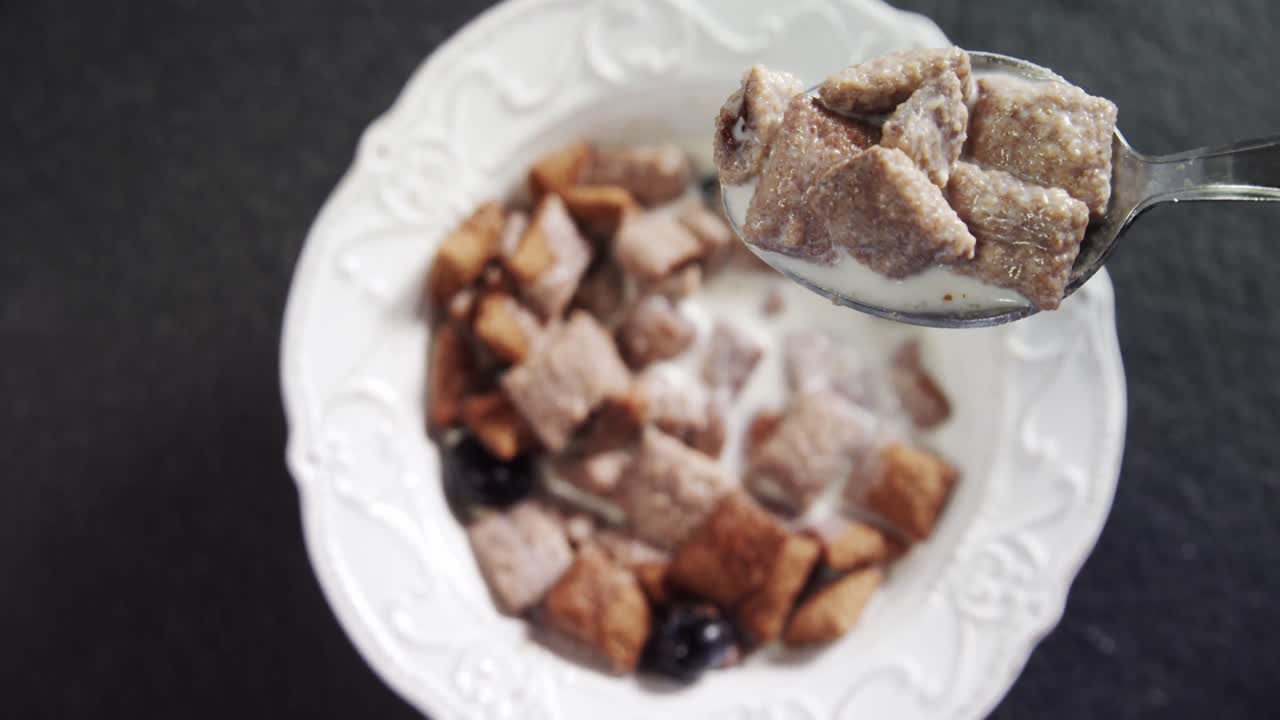 우유에  ⁇ 인 초콜릿 토스트 크런치 4k