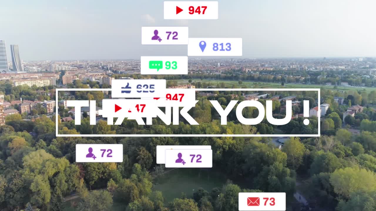 도시 풍경 위에서 성장하는 감사 텍스트와 숫자의 애니메이션
