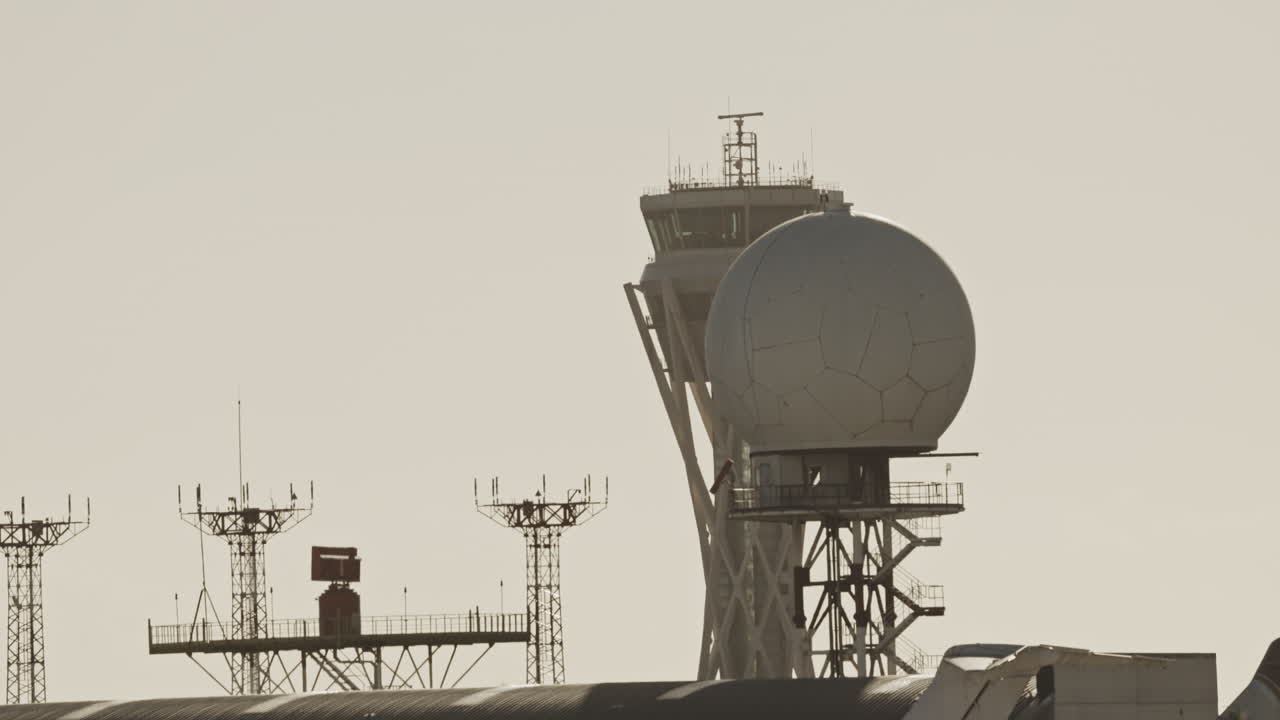 공항에 착륙하기 위해 석양 아래에서 매우 느린 속도로 머리 위를 날아가는 비행기