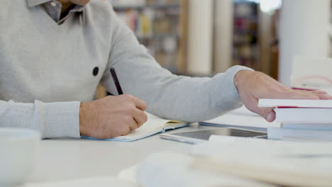 hombre irreconocible sentado en el escritorio y estudiando