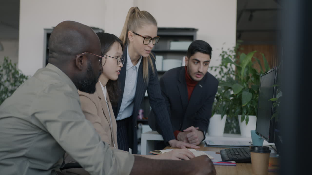 equipo diverso en una reunión de negocios