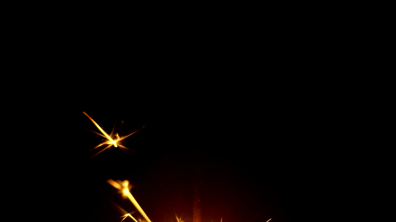 las luces amarillas brillan sobre un fondo negro en la parte inferior 2