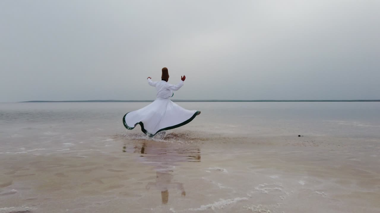 puesta de sol y girando en el mar, sufi. sufi girando (turco: semazen)