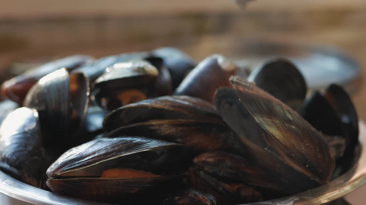 cook sea shellfish. mussels with garlic sauce