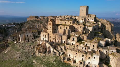 craco es un pueblo abandonado en basilicata, sur de italia