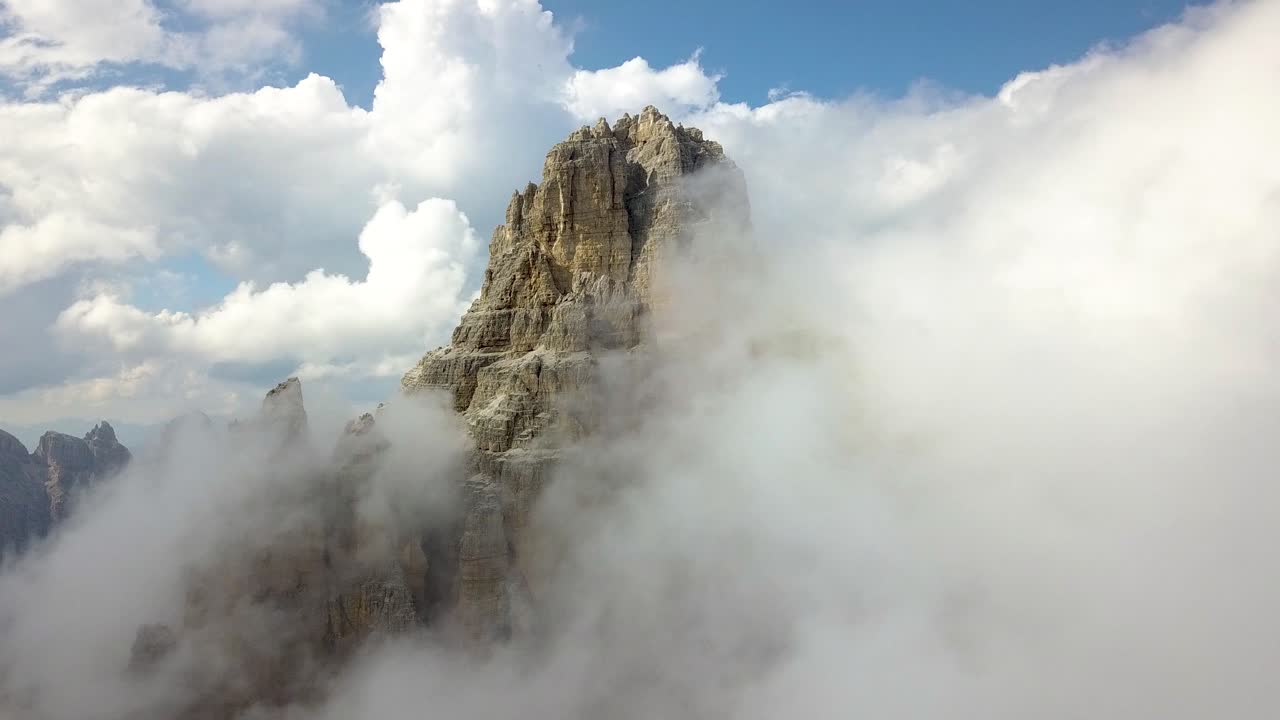 단일 산꼭대기의 클로즈업에서 공중 화, 은 날에 은 구름을 통해 오는, 드라이 젠, 알프스, 돌로미트, 이탈리아