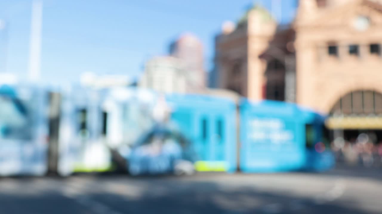 다채로운 트램이 상징적인 역을 지나가고 있습니다.