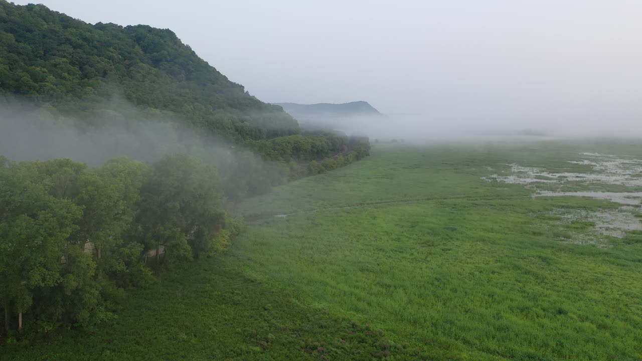 안개가 가득한 강 계곡 풍경