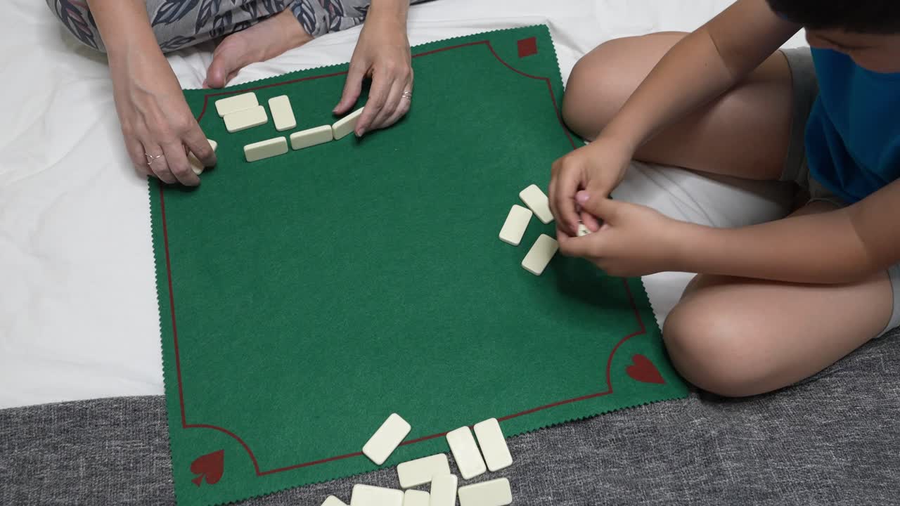 Famiglia che gioca a domino