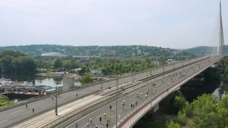 Vista-Aérea-De-Corredores-De-Maratón-En-El-Puente-Ada