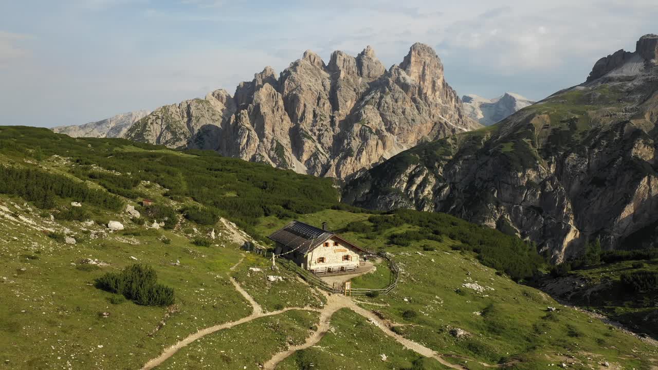 una cabaña de montaña en los dolomitas italianos durante el verano