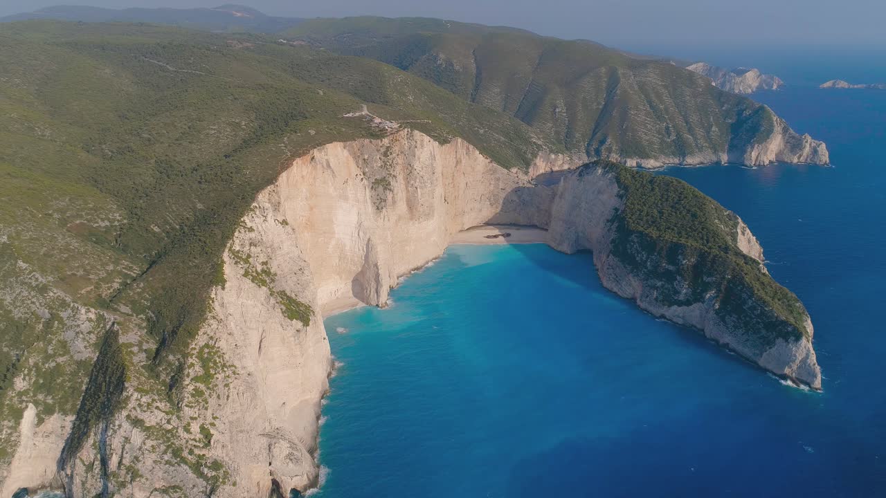 vistas aéreas de la playa de navagio del icónico