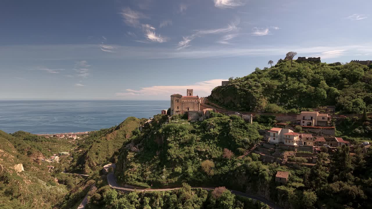 Vista aerea della Chiesa di San Nicolò, Savoca, Sicilia, Italia - Famosa location delle riprese de Il Padrino.