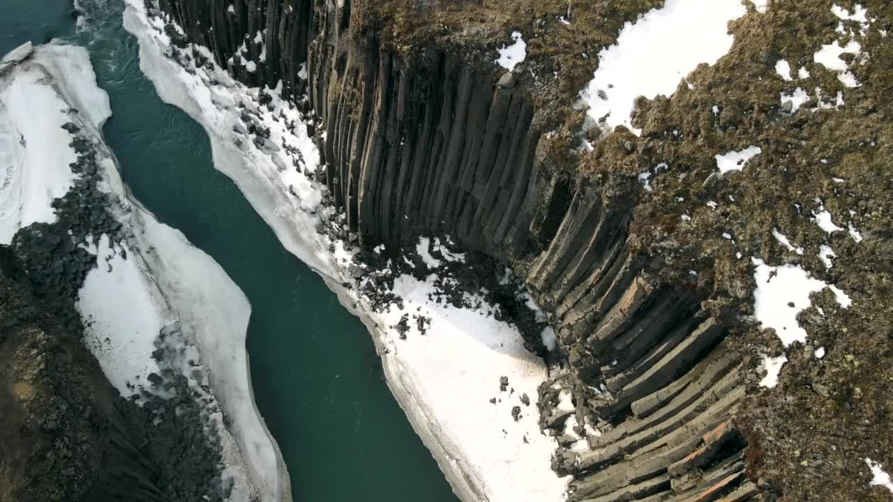 unas imágenes aéreas únicas de los glaciares de islandia muestran agua azul moviéndose a través de las cimas de las montañas.