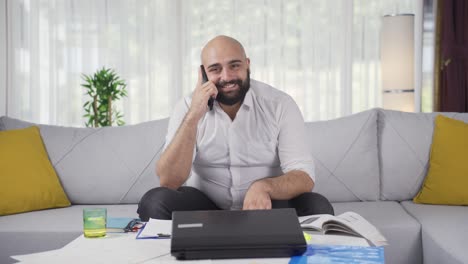 Home-Office-Mitarbeiter,-Der-Glücklich-Am-Telefon-Spricht.