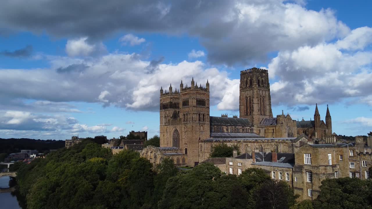 catedral de durham en el condado de durham en un día soleado - imágenes aéreas de drones de 4k hd se levantan