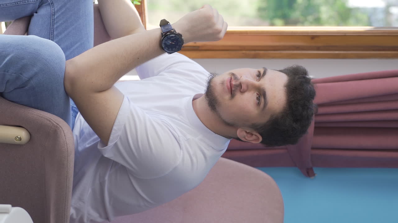 el video vertical del hombre está frustrado. molesto.