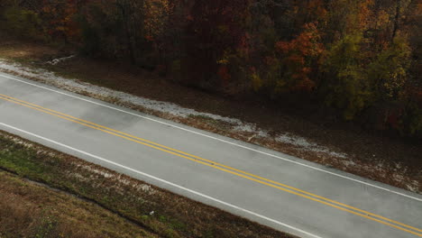 Vista-De-ángulo-Alto-De-La-Carretera-Rural-En-Arkansas-Rodeada-De-árboles-Otoñales