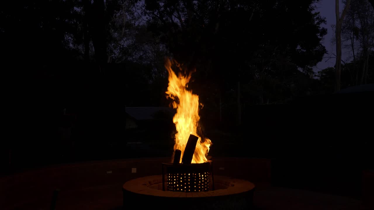 primer plano de la hoguera en la naturaleza al atardecer