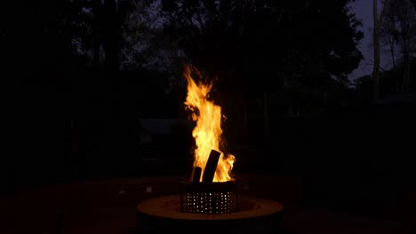 Nahaufnahme-Eines-Lagerfeuers-In-Der-Natur-Am-Abend