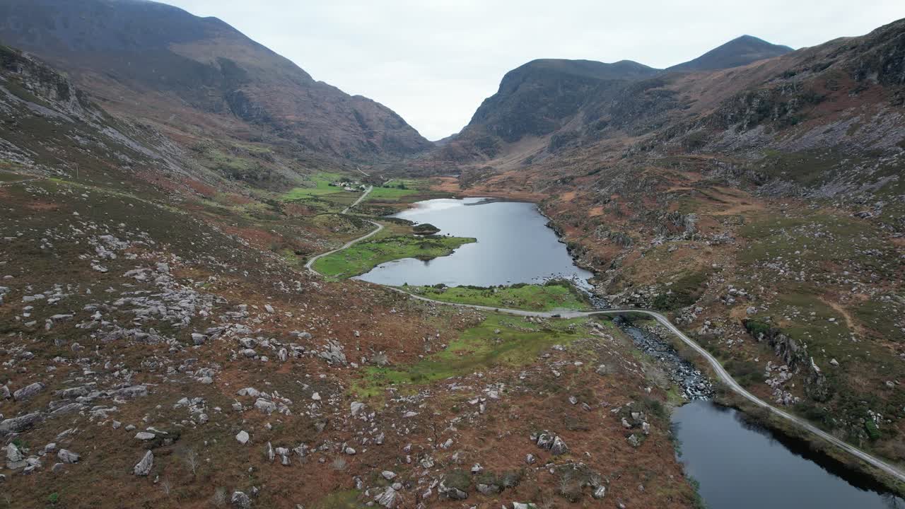 I laghi e il ponte al Gap of Dunloe, una valle remota nella contea di Kerry, Irlanda