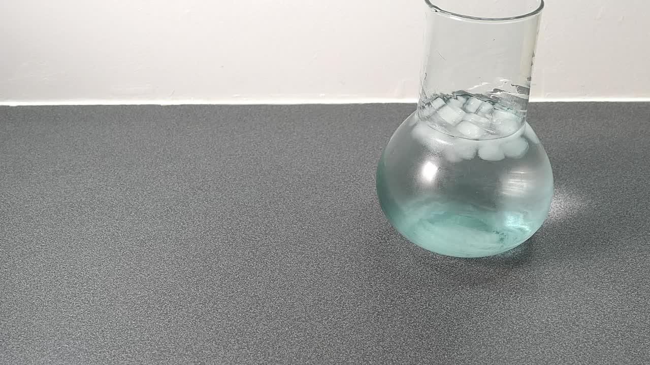 얼음 조각이 있는 주전자의 물