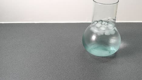 agua en una jarra con cubitos de hielo