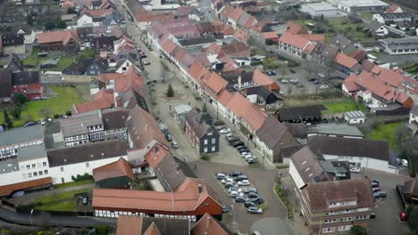 Vista-Aérea-De-Drones-Del-Tradicional-Pueblo-Alemán-Herzberg-Am-Harz-En-El-Famoso-Parque-Nacional-En-Alemania-Central-En-Un-Día-Nublado-En-Invierno.