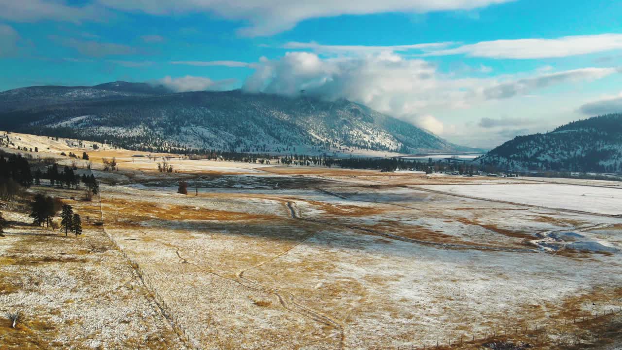 hiperlapso de las praderas del valle de nicola cubiertas de nieve ligera en un día parcialmente nublado en invierno con sol en merritt, bc canadá