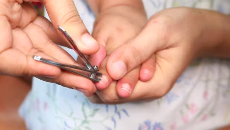 adultos cortando las uñas de los bebés