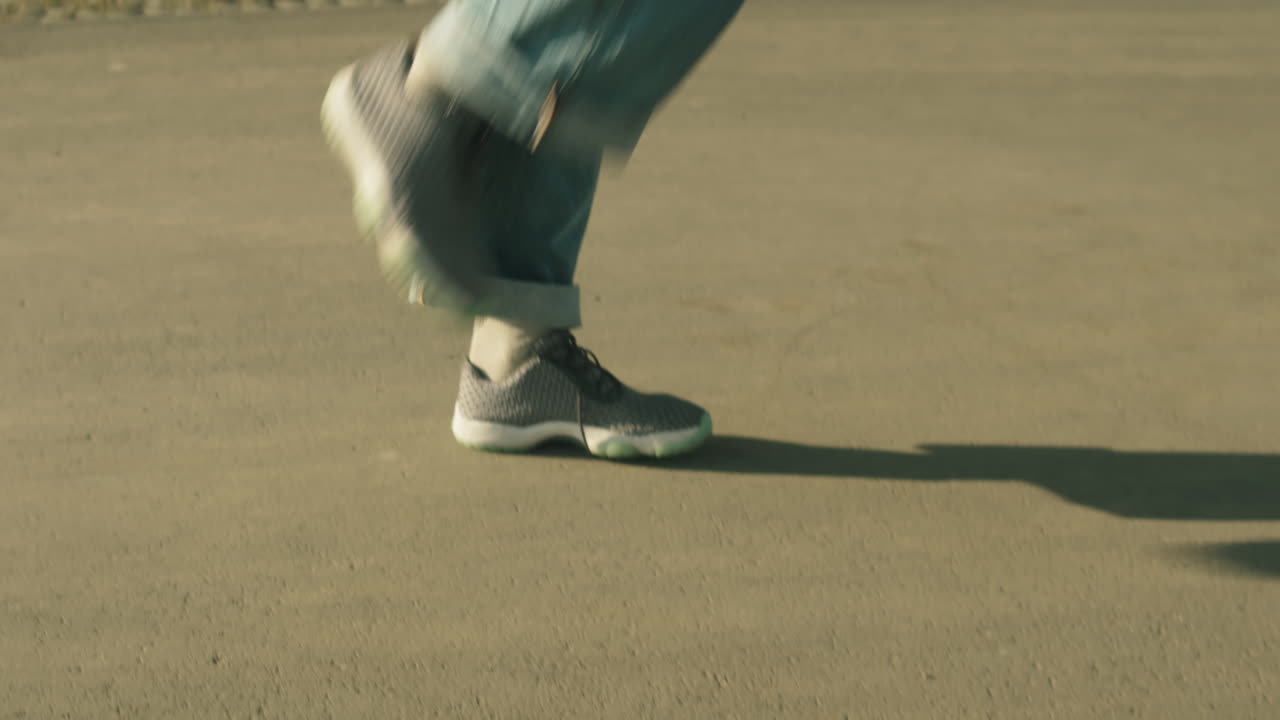 Şehirde Hip Hop Yapan Havalı Erkek Dansçı