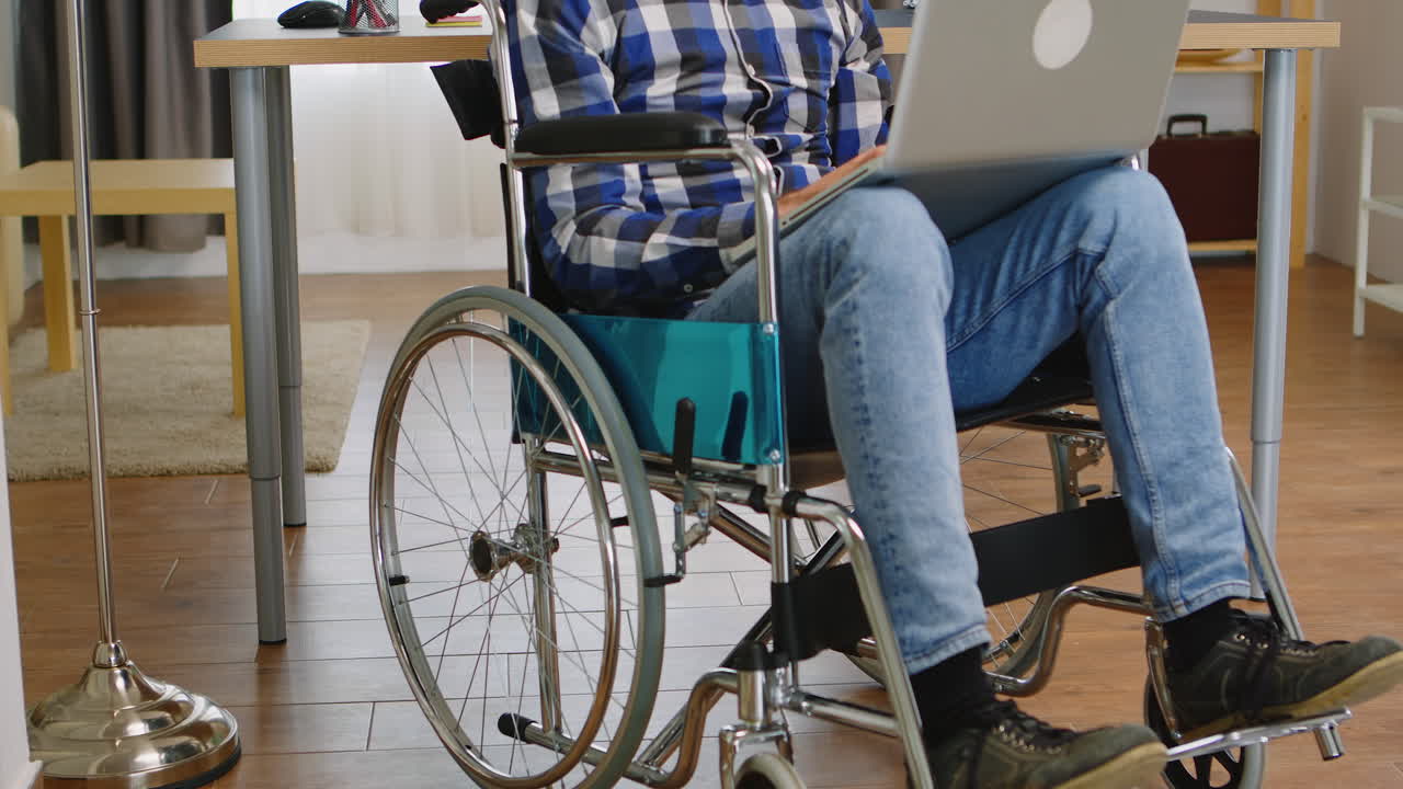 escribiendo en la computadora portátil