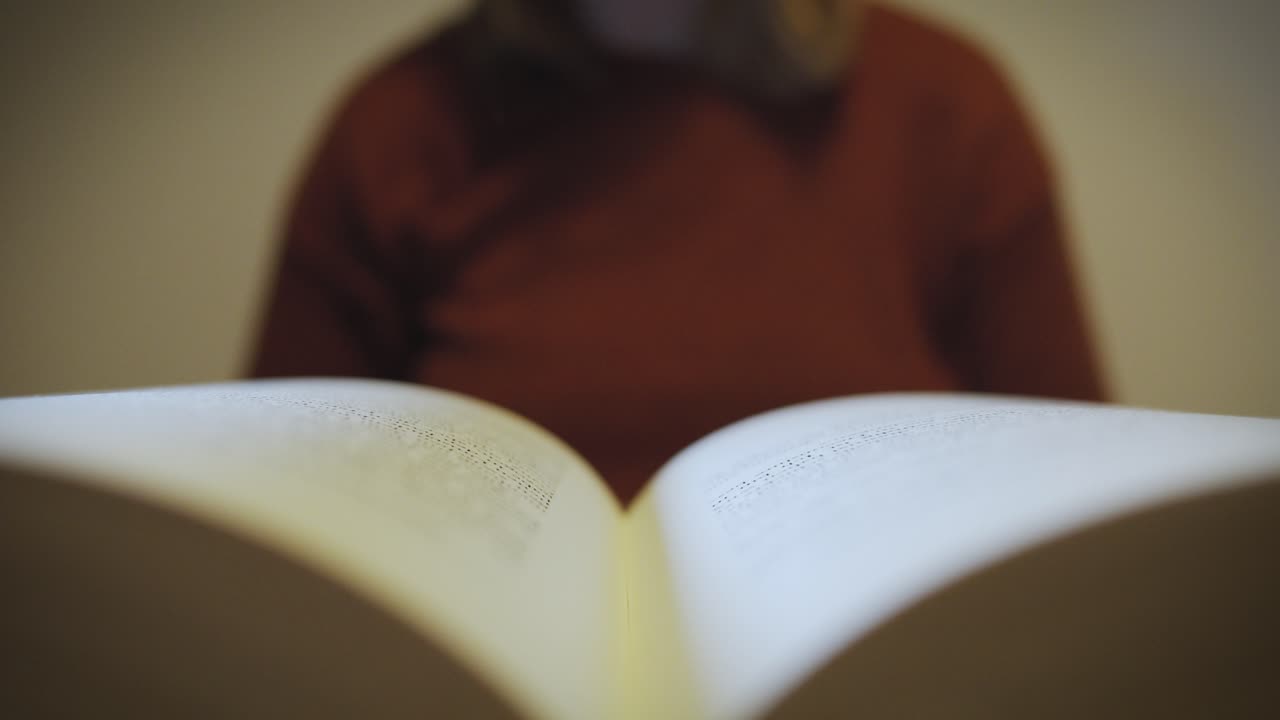 mujer con anillo en el dedo se prepara para leer la biblia