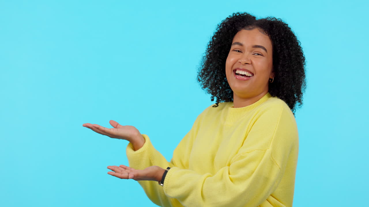 publicidad, mujer con gesto de la mano