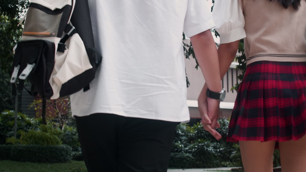 una adolescente y un niño enamorados