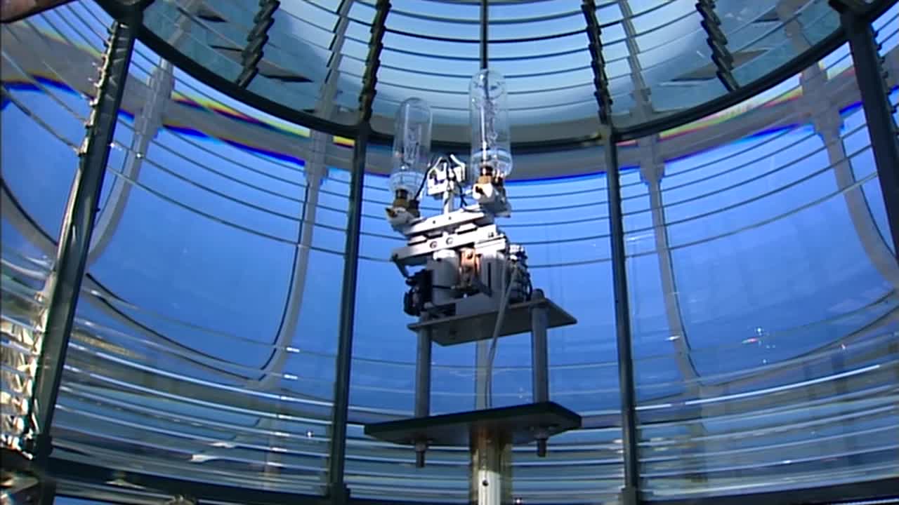 YAQUINA HEAD LIGHTHOUSE LIGHT BULB BLINKING ON AND OFF