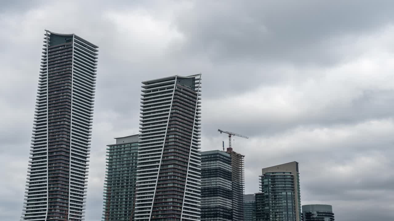 el lapso de tiempo de los condominios de gran altura en parklawn, toronto