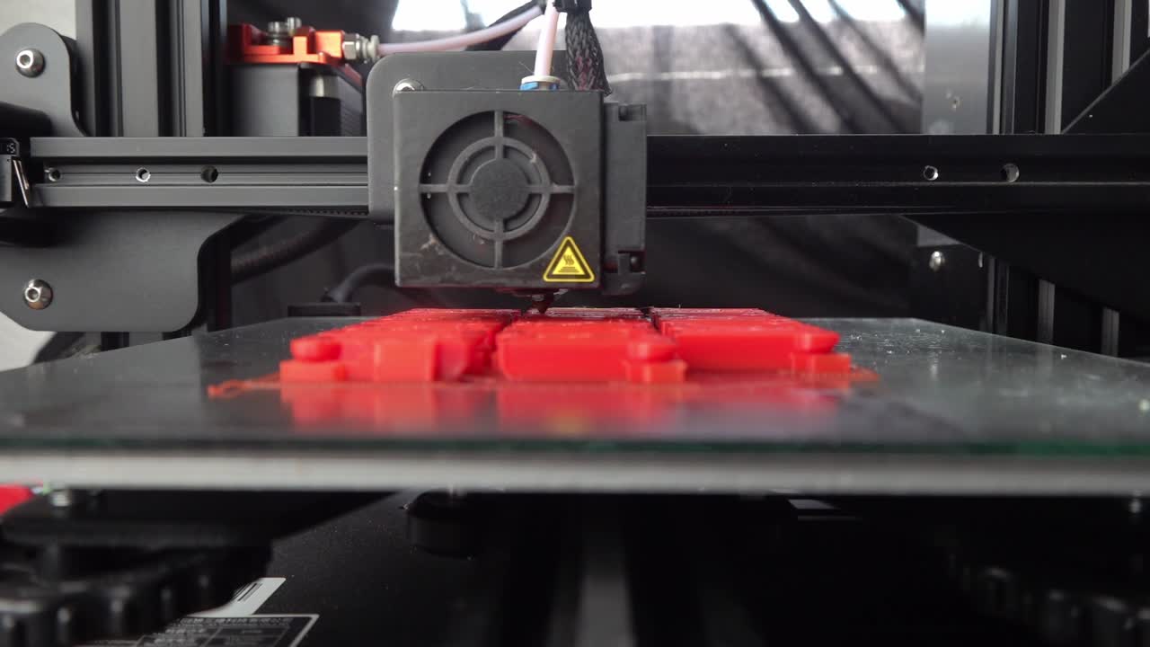 una cama caliente de una impresora 3d que se mueve con la extrusora