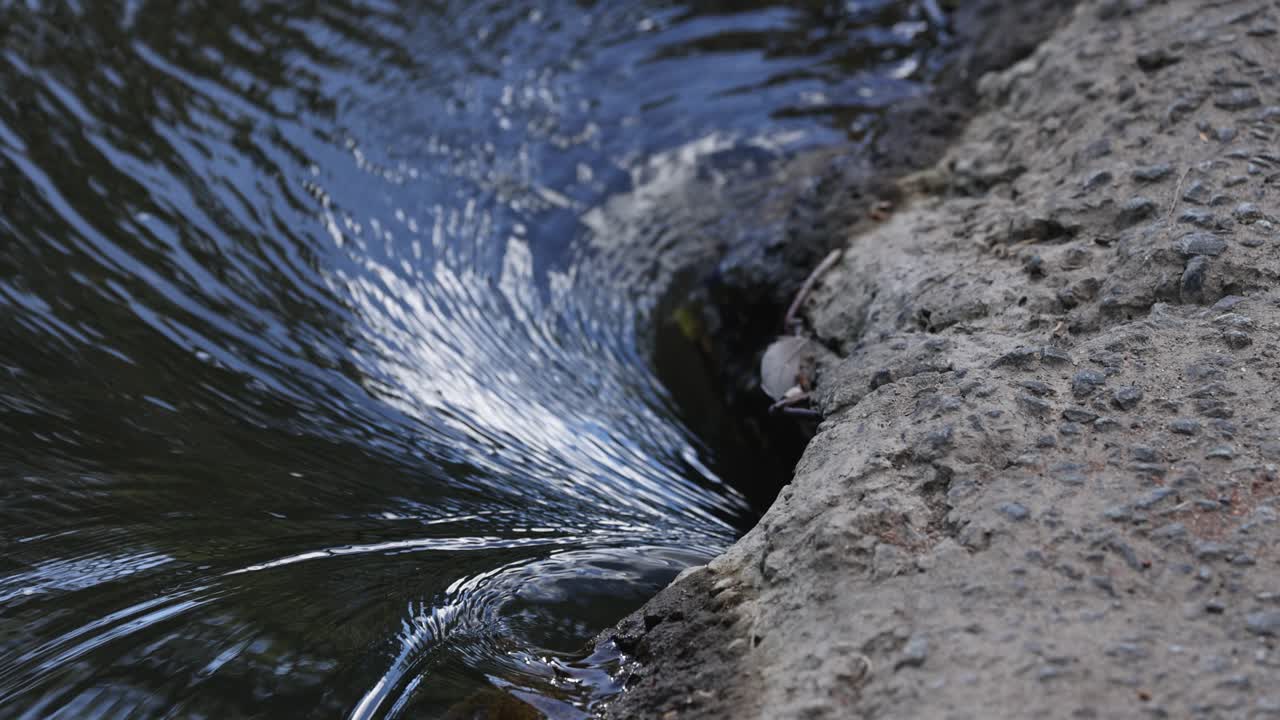 숲 속 의 바위 위 를 가로질러 흐르는 물줄기