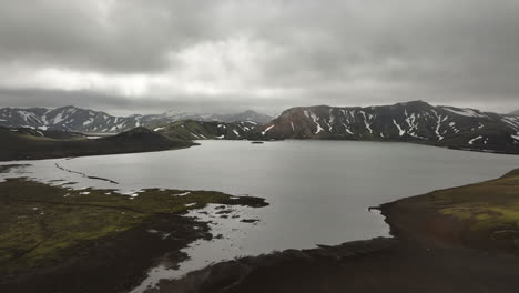 Vista-Aérea-Sobre-El-Lago-Frostastäðvatn-Tierras-Altas-Islandesas-Landmannalaugar